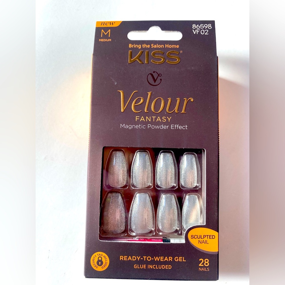 Kiss Velour Fantasy Nail / 28 Nails